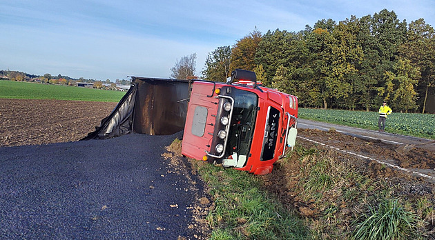 Na Orlickoústecku se převrátil kamion, do pole se z něj vysypal asfalt