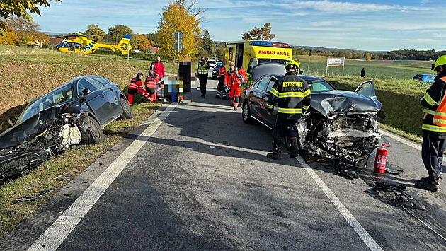 Při čelním střetu aut u Kosova na Českobudějovicku se zranili čtyři lidé