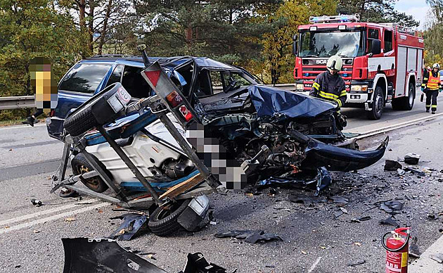 Šest lidí se zranilo při hromadné nehodě u Boršova, silnice je neprůjezdná