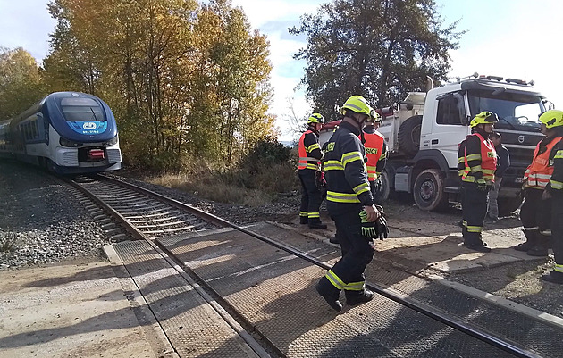 U Varů se střetl vlak s náklaďákem, cestující vyvázli bez zranění