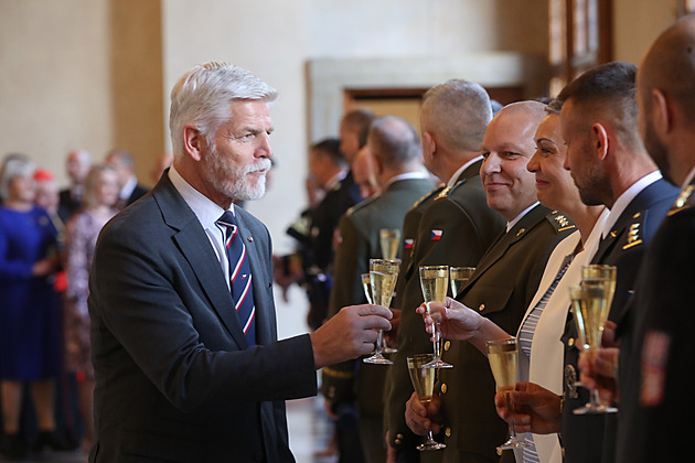 Pavel poprvé předává státní vyznamenání, spekuluje se o Mišíkovi či Pithartovi