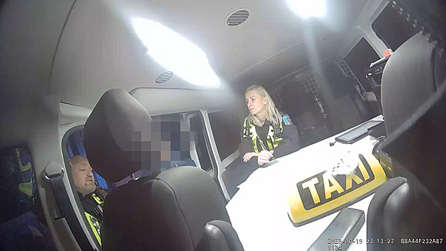 VIDEO: Muž řídil falešný taxík, před policií si prohodil místo se spolujezdcem