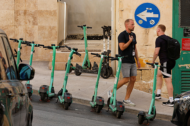 Chodci jich mají po krk. Malta jako první v Evropě zakáže nájem elektrokoloběžek