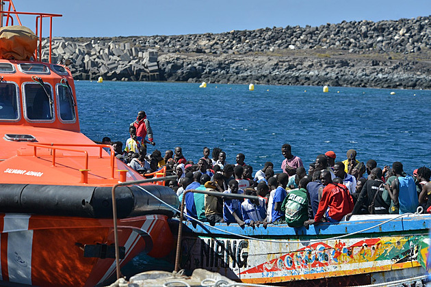 Kanárské ostrovy jsou pod náporem. Dorazila tisícovka migrantů za jediný den