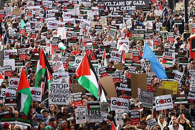 Svobodu Palestině. Na podporu Palestinců vyšlo do ulic Londýna až sto tisíc lidí