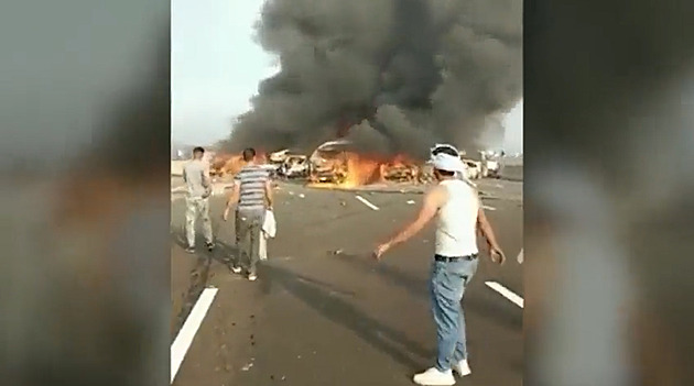 Z kupy aut stoupaly plameny. Hromadná nehoda v Egyptě má nejméně 32 mrtvých