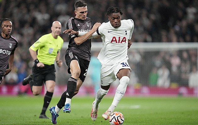 Tottenham vyhrál v derby nad Fulhamem a vrátil se do čela tabulky