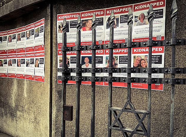 V centru Prahy se objevily plakáty s tvářemi Izraelců unesených Hamásem