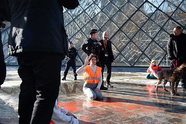 Klimatičtí aktivisté vylezli na Pyramidu v Louvru, polili ji oranžovou barvou