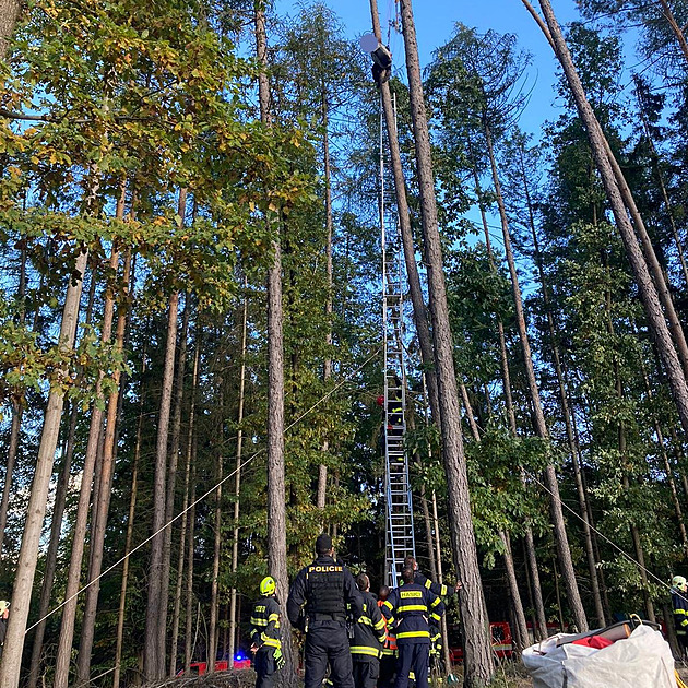 Paraglidistka zůstala viset v lese 10 metrů nad zemí, dolů jí pomohli hasiči