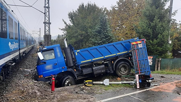 VIDEO: Vlak smetl na přejezdu náklaďák, ČD ukázaly záběry hrozivé srážky