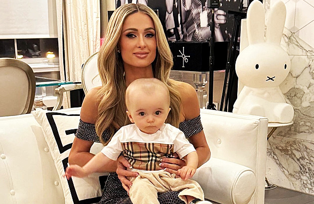 Paris Hiltonová se učí být matkou, své dítě se měsíc zdráhala i přebalit