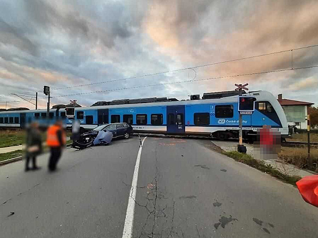 Řidič auta vjel v Olomouci před vlak s desítkami cestujících