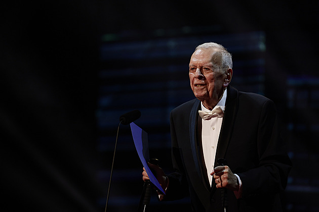 Česká republiko, dobrý den! Milan Uhde obdržel státní vyznamenání