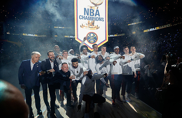 Jokič podtrhl oslavy titulu triple doublem, Denver přehrál Lakers. Uspěl i Phoenix