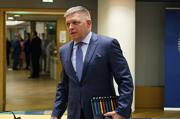Zaručte, že Kyjev peníze nezpronevěří, žádá Fico. Pomoc blokuje s Orbánem