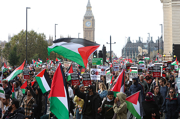 Propalestinští demonstranti pochodují Londýnem, žádají konec bombardování Gazy