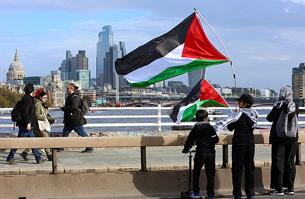Propalestinští demonstranti pochodují Londýnem, žádají konec bombardování Gazy