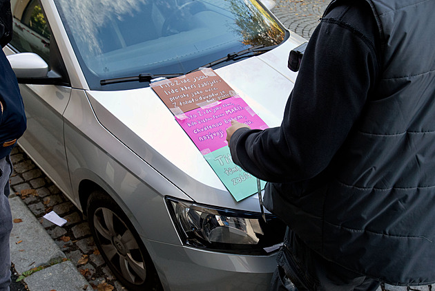 Prodavač kebabu v Plzni vyvěsil nápisy proti Židům. Hamás není špatný, říká