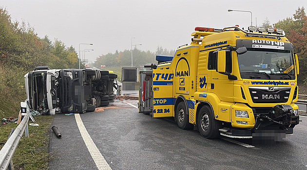 U Pražského okruhu se převrátil kamion, sjezd v Řepích byl 12 hodin zavřený