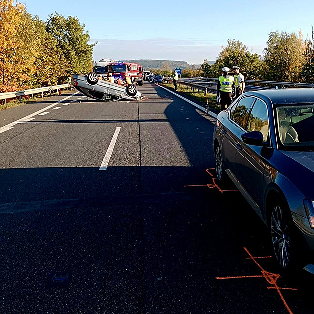 D10 ve směru na Prahu zablokovala hromadná nehoda, jeden vůz skončil na střeše