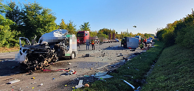 Nehoda tří dodávek uzavřela tah u Kolína. Jeden člověk zemřel, tři jsou zranění