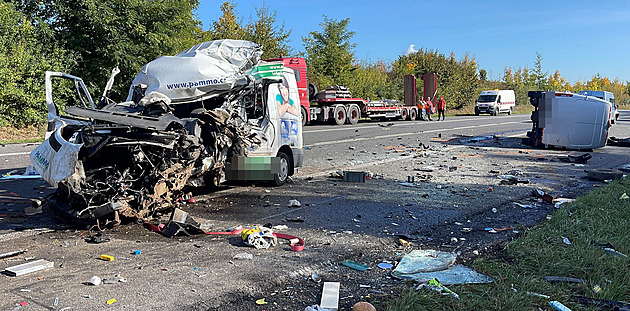 Nehoda tří dodávek uzavřela tah u Kolína. Jeden člověk zemřel, tři jsou zranění