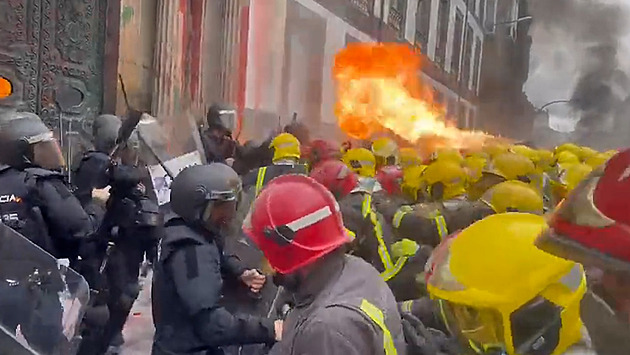 Hasiči ve Španělsku se střetli s policií, použili proti ní plamenomet
