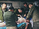 Ukrajintí medici oetují vojáka zranného na avdijivské front. (20. íjna...