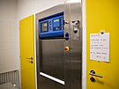 Steriliz�tor box� pro my�i v laborato�i Fakultn� nemocnice Brno, kde se prov�d�...