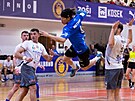 Hiroki Matsuoka z Handballu Brno stílí na branku italského Fasana v odvet 2....