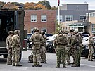 Policisté se shromaují ped stední kolou v Lewistonu ve stát Maine (26....