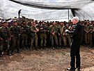 Izraelský ministr obrany Joav Gallant se setkává s vojáky u hranic s Pásmem...