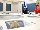 Ruský prezident Vladimir Putin prostednictvím videokonference sleduje cviení...