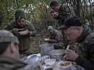 Zdravotníci ukrajinské armády veeí na frontové linii u msta Avdijivka v...