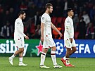 Zklamaní fotbalisté AC Milán po poráce v Paíi.