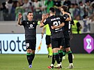 Fotbalisté Betisu oslavují gól na Arisu Limassol.