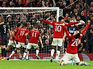 Fotbalisté Manchesteru United se radují z gólu Harryho Maguirea.