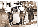 Brat�i Ma�ínové s Milanem Paumerem (vpravo) si zlep�ují p�ed út�kem kondici v...