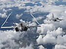 Letouny JAS-39 Gripen eských vzduných sil a americký stroj F-35 bhem Dn...