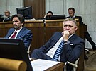 Slovenský premiér Robert Fico (vpravo) a ministr obrany Robert Kaliák (25....