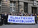 Píznivci spolku Klimatická aloba ped budovou soudu. (25. íjna 2023)