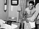 Garrincha s Pelém odpoívají na hotelu po výhe nad védskem bhem svtového...