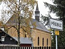 Kru�nohorsk� obec P�ebuz. V pozad� kostel sv. Bartolom�je.