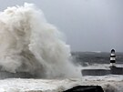 Vlny se títí o maják v Seahamu v Británii. (20. íjna 2023)