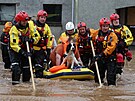 Záchranái ve Skotsku pomáhají místním obyvatelm do bezpeí, zatímco Evropou...