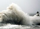 Vlny se títí o maják v Seahamu v Británii. (20. íjna 2023)