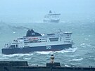 Lod míící do pístavu Dover ve Velké Británii. (21. íjna 2023)