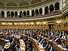 lenové výcarského parlamentu zasedají v sále Národní rady v Bernu. (11....