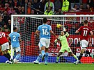 Branká Manchesteru City Ederson zasahuje v zápase proti Manchesteru United.